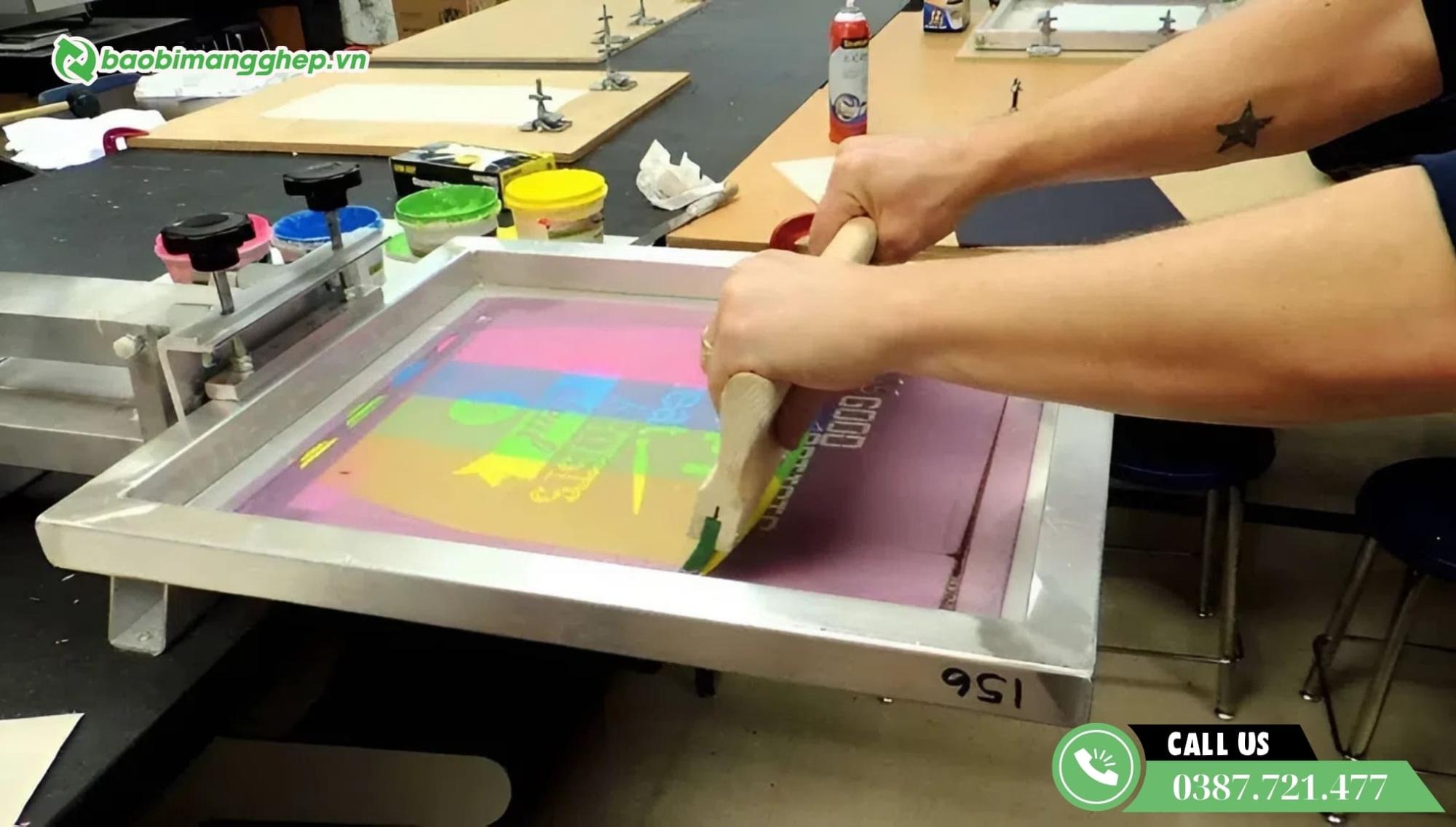 Bàn in lụa trong in ấn truyền thống