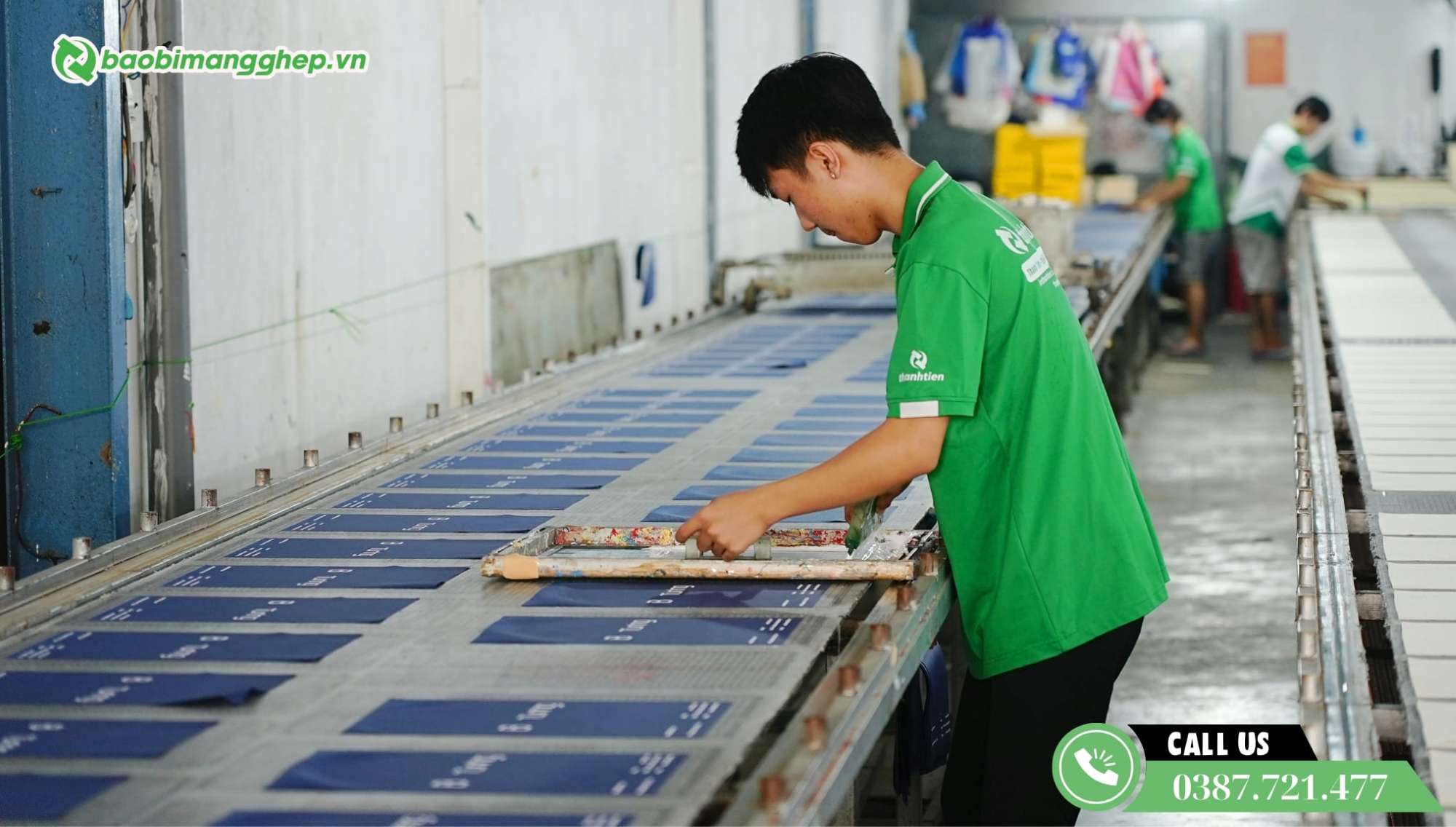 Kỹ thuật in lụa thủ công với khung lưới và dao gạt mực